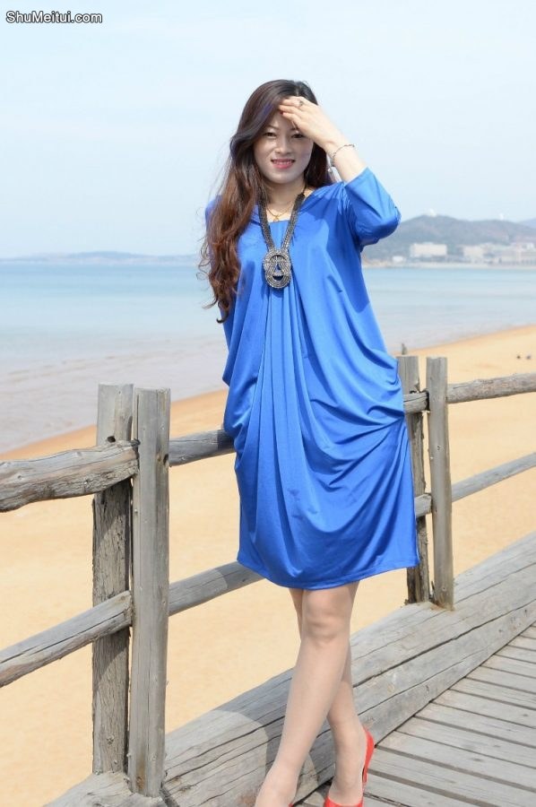 气质长发嫂子丝袜细高跟美腿外拍[第6张/共21张]