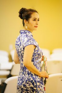 何姐和她的朋友们统一身着青花瓷旗袍排练