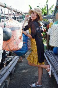 极品人妻在渔村旅行不时露出大腿