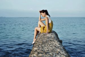 极品人妻在渔村旅行不时露出大腿