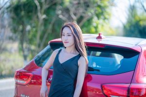 开哈弗的漂亮美女车内展示肉色丝袜美腿