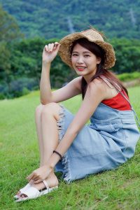 穿平底凉鞋的美腿人妻在巨石阵游玩