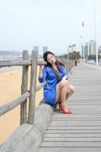 气质长发嫂子丝袜细高跟美腿外拍