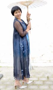 短发美妇怀旧风装扮翘高跟脚