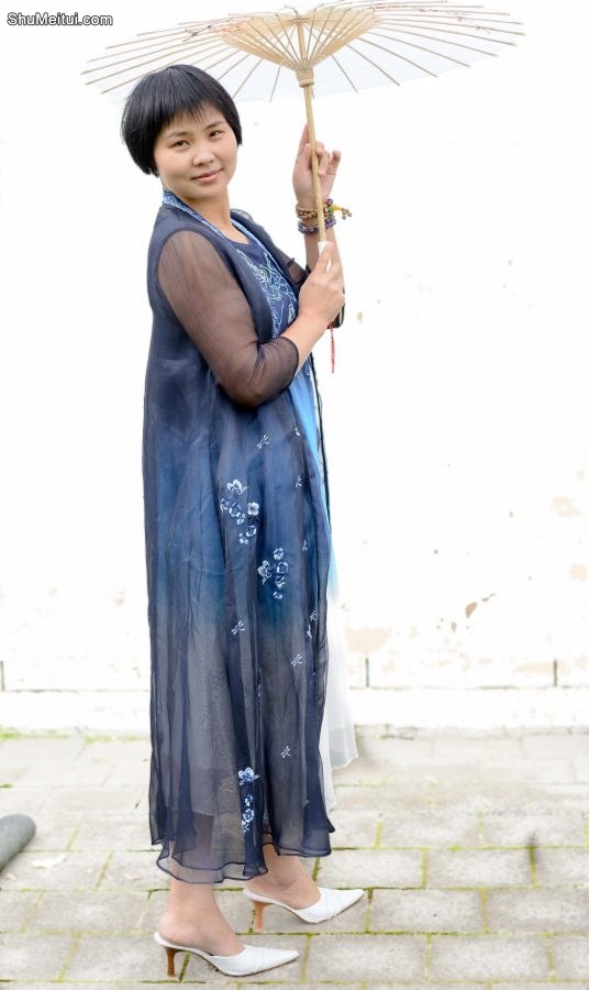 短发美妇怀旧风装扮翘高跟脚[第4张/共6张]