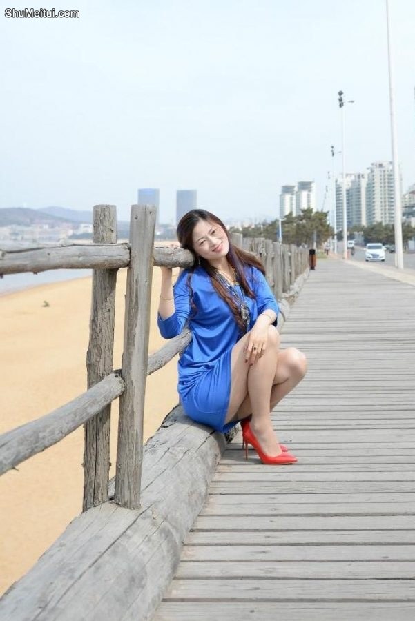 气质长发嫂子丝袜细高跟美腿外拍[第14张/共21张]