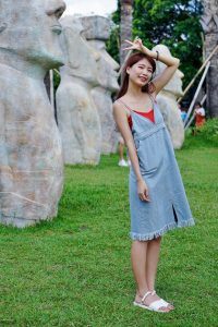 穿平底凉鞋的美腿人妻在巨石阵游玩