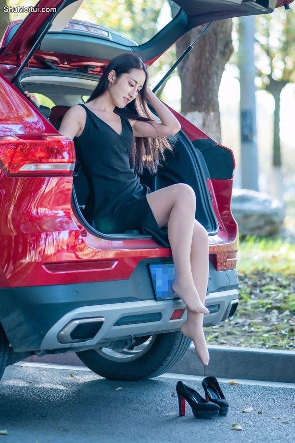 开哈弗的漂亮美女车内展示肉色丝袜美腿[第31张/共32张]