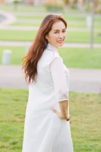 何姐和她的旗袍朋友白裙长发熟妇魅力十足