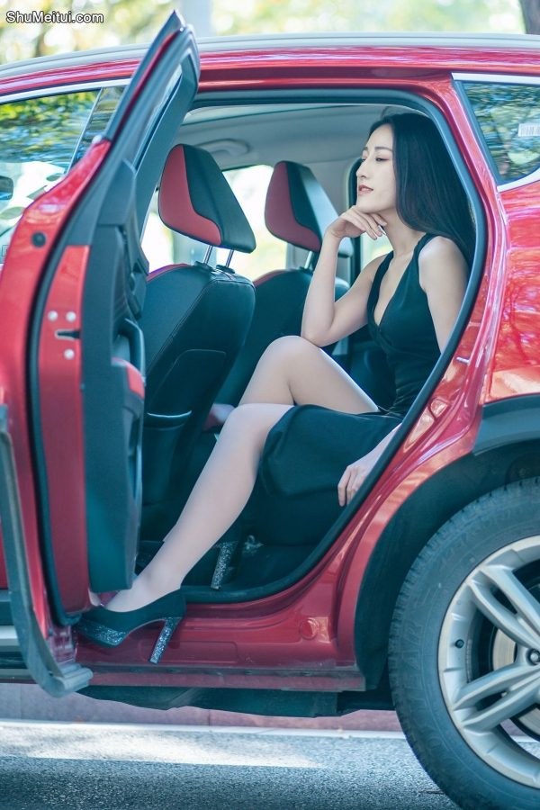 开哈弗的漂亮美女车内展示肉色丝袜美腿[第16张/共32张]