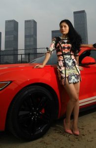 穿旗袍开野马的嫂子的长腿太诱惑