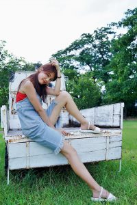 穿平底凉鞋的美腿人妻在巨石阵游玩