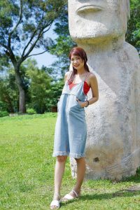 穿平底凉鞋的美腿人妻在巨石阵游玩