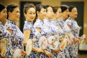 何姐和她的朋友们统一身着青花瓷旗袍排练