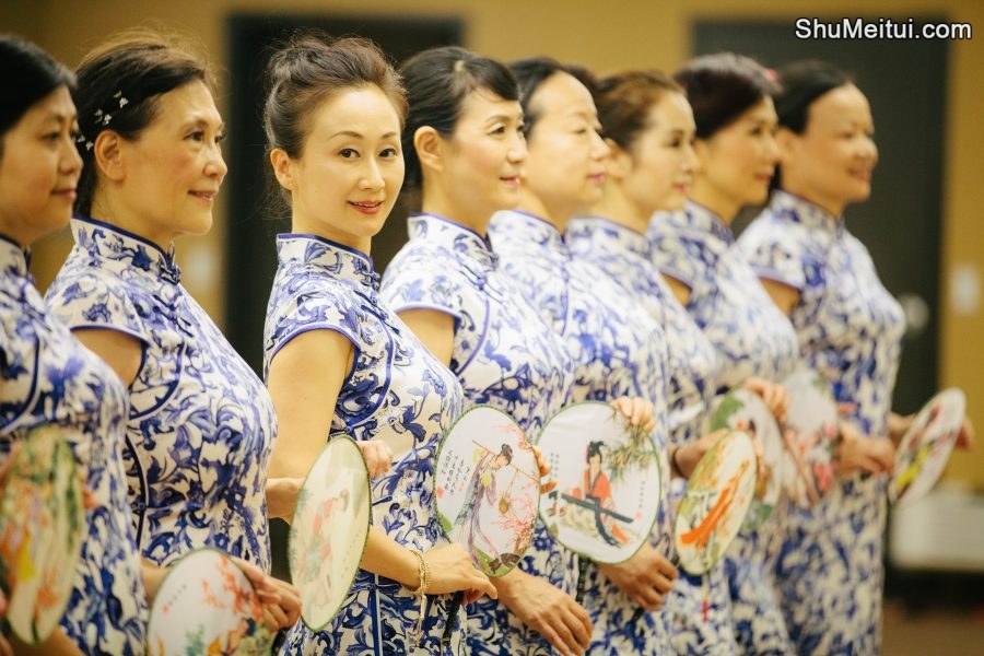 何姐和她的朋友们统一身着青花瓷旗袍排练[第5张/共35张]