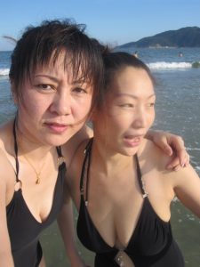 穿泳衣身材极好的熟妇在海边展示美胸