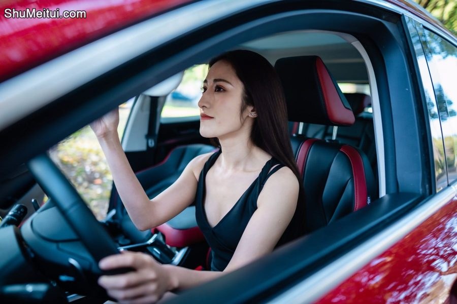 开哈弗的漂亮美女车内展示肉色丝袜美腿[第6张/共32张]