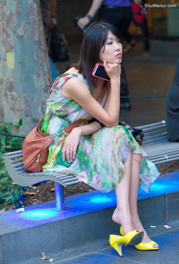 公交站台的美少妇，花裙黄高跟，回头率相当高的[第4张/共4张]