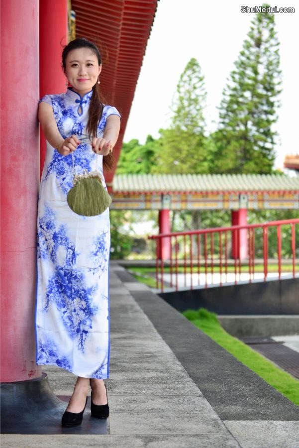 穿高开叉旗袍露大腿的美女微笑时露出小酒窝[第14张/共25张]