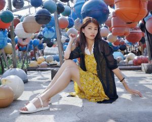 极品人妻在渔村旅行不时露出大腿