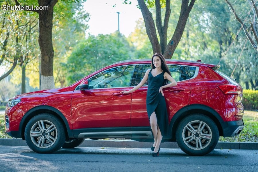 开哈弗的漂亮美女车内展示肉色丝袜美腿[第20张/共32张]