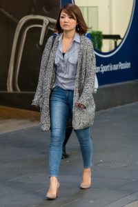 熟妇大姐的牛仔裤完美的勾勒出成熟的曲线，养眼