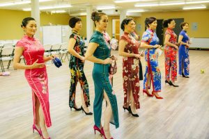 何姐和她的旗袍朋友穿各种各样的旗袍拍照片