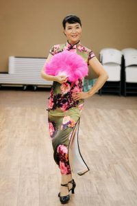 何姐和她的旗袍朋友穿各种各样的旗袍拍照片