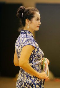 何姐和她的朋友们统一身着青花瓷旗袍排练