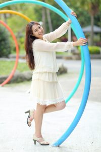 月姐穿短裙露腿外出拍照