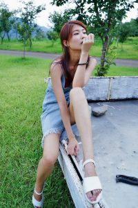 穿平底凉鞋的美腿人妻在巨石阵游玩