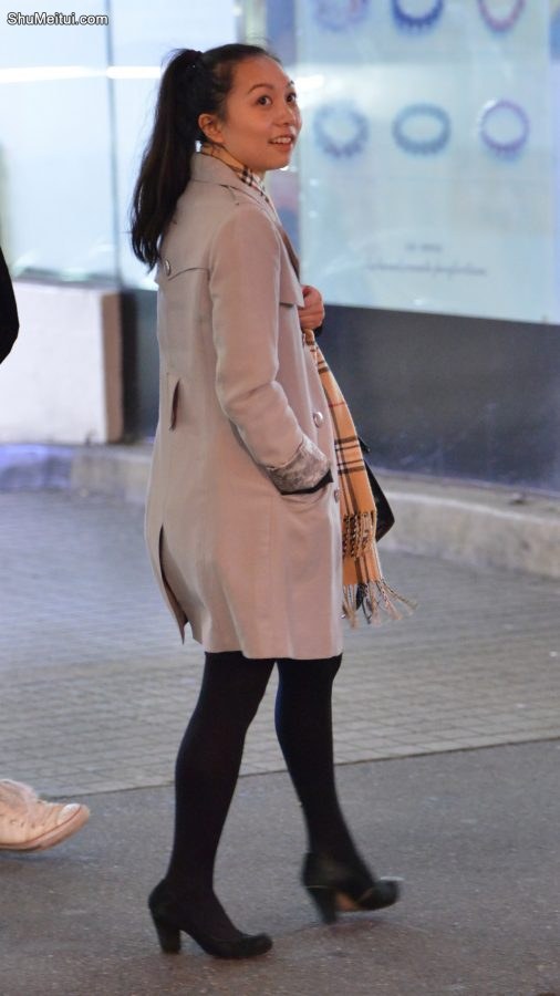 这位大姐不知道被什么给吸引了，回眸一笑还挺俊的[第1张/共4张]