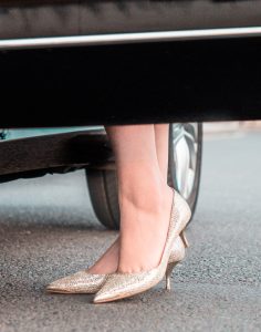 一个穿高跟鞋开奔驰的美腿女郎