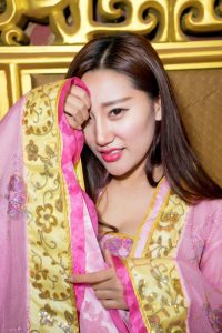 长发媳妇穿黑丝靴子拍车模写真