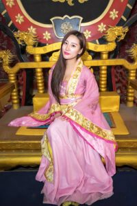 长发媳妇穿黑丝靴子拍车模写真