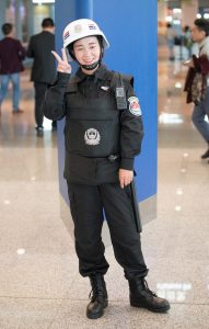 地铁口的安保小姐姐，我感觉不法分子都得笑趴了