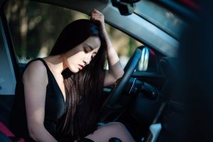 开哈弗的漂亮美女车内展示肉色丝袜美腿