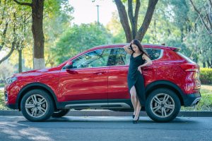 开哈弗的漂亮美女车内展示肉色丝袜美腿