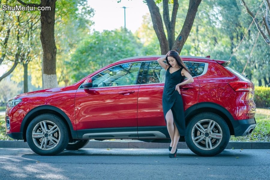 开哈弗的漂亮美女车内展示肉色丝袜美腿[第21张/共32张]