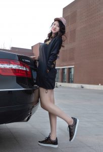 一个穿高跟鞋开奔驰的美腿女郎