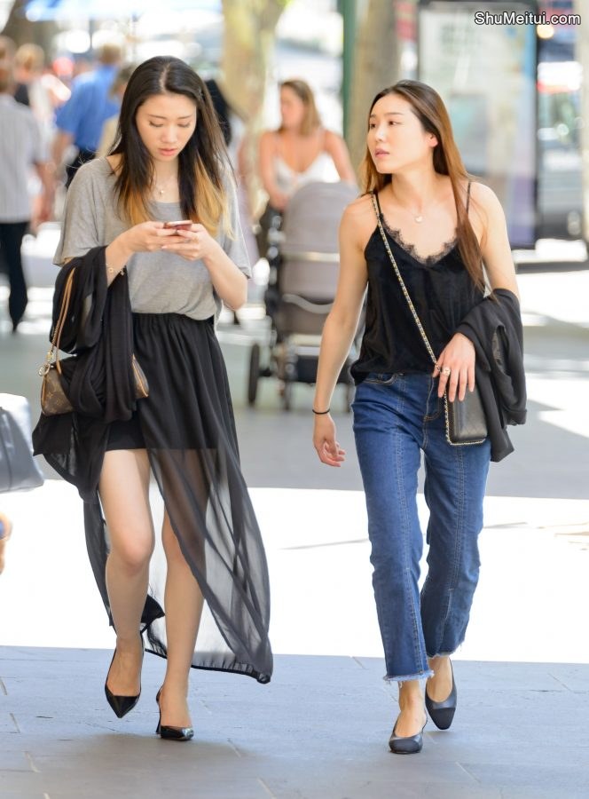 大姨子和小姨子结伴逛街，兄弟们看看哪个好看[第1张/共3张]