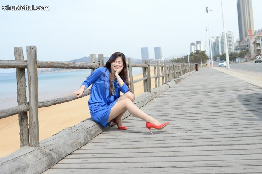 气质长发嫂子丝袜细高跟美腿外拍[第18张/共21张]