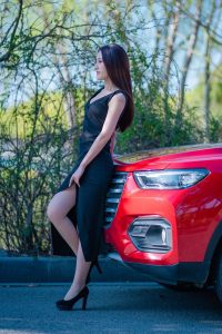 开哈弗的漂亮美女车内展示肉色丝袜美腿