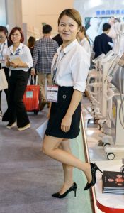 广交会上的美妇业务员，长的既喜庆又可爱，业务自然好