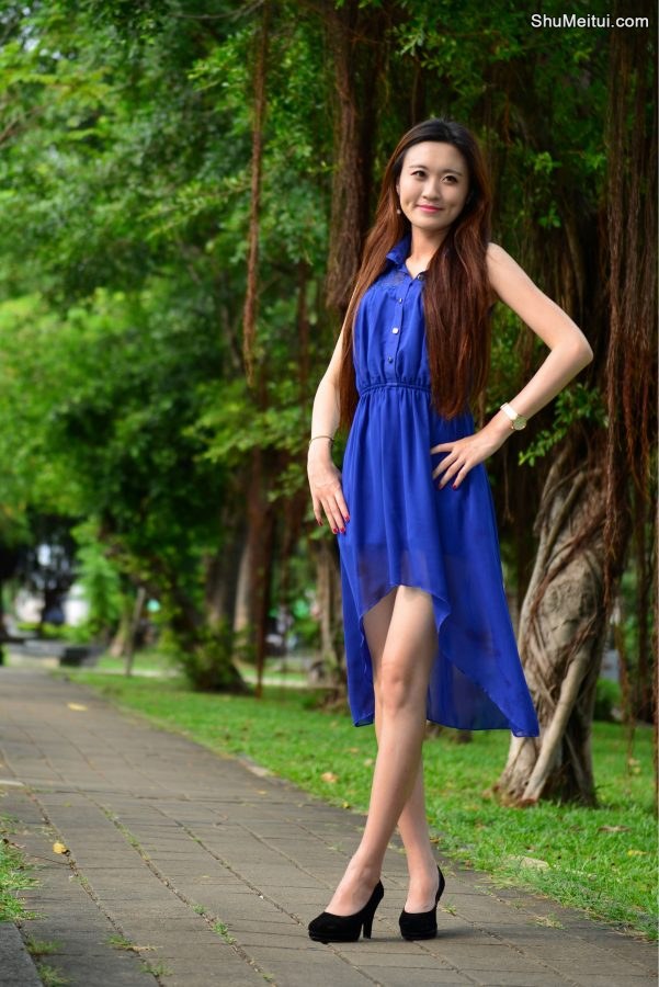 在公园给一位长发姐姐拍照美腿发亮涂了某种液体[第28张/共65张]