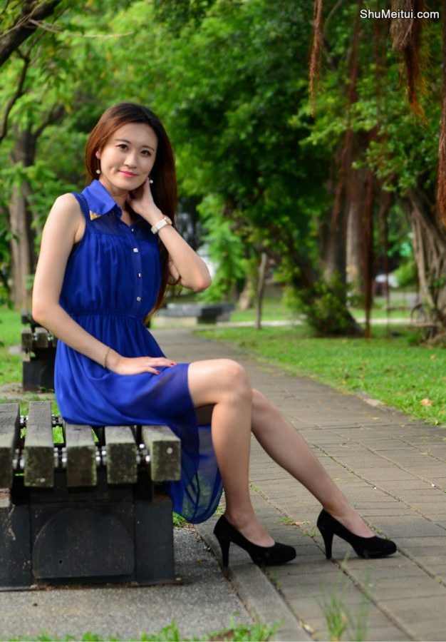 在公园给一位长发姐姐拍照美腿发亮涂了某种液体[第21张/共65张]