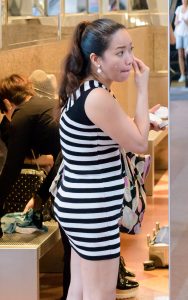 趁着没事补个妆，一看大姐就是讲究人