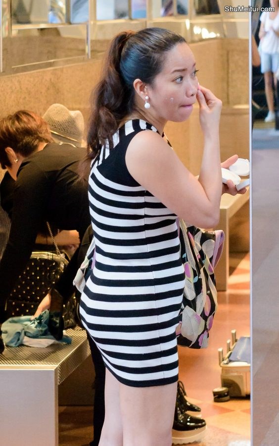 趁着没事补个妆，一看大姐就是讲究人[第3张/共6张]