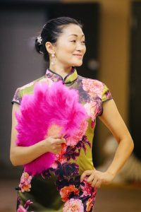 何姐和她的旗袍朋友穿各种各样的旗袍拍照片