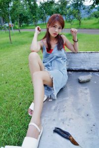 穿平底凉鞋的美腿人妻在巨石阵游玩